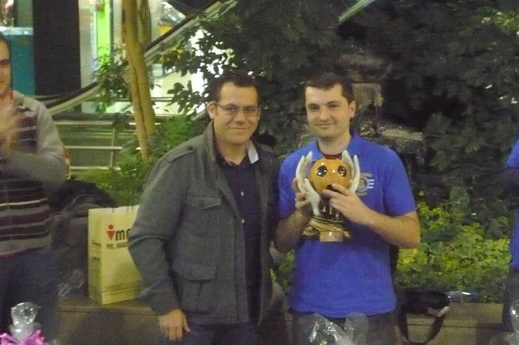 Jose Rodríguez recibió el trofeo que le acreditaba como Campeón Jose Rodríguez recibió el trofeo que le acreditaba como Campeón