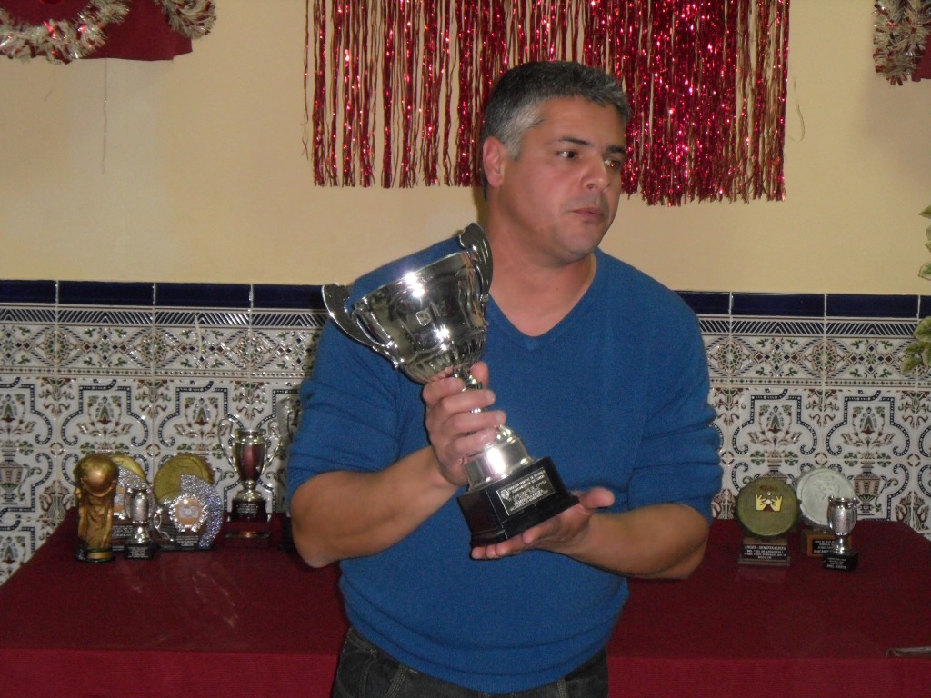 Carlos Cabeza mostrando el trofeo de Semifinalista del CE Carlos Cabeza mostrando el trofeo de Semifinalista del CE