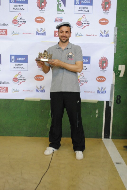 David Ruiz posa con su trofeo de Campeón y el tradicional gorro de "Chulapo"